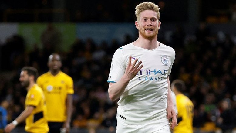 De Bruyne marca 4 gols e deixa Manchester City perto do título da Premier League