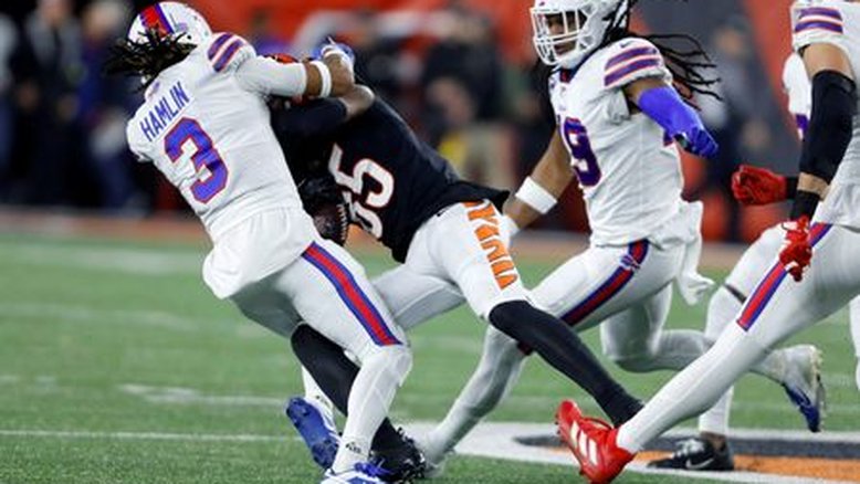 Damar Hamlin, do Buffalo Bills, começa a despertar e se comunicar, dizem médicos