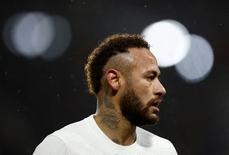 Dirigente discute com Neymar e Marquinhos em intervalo de jogo do PSG, diz jornal