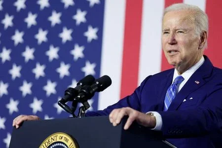 Biden diz que assistirá Super Bowl sozinho em casa, com sorvete e guacamole