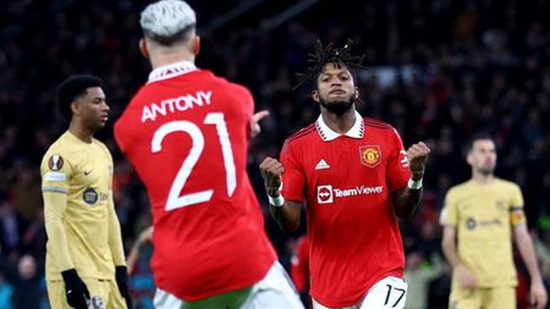 Antony marca e garante vitória do Manchester United sobre o Barcelona