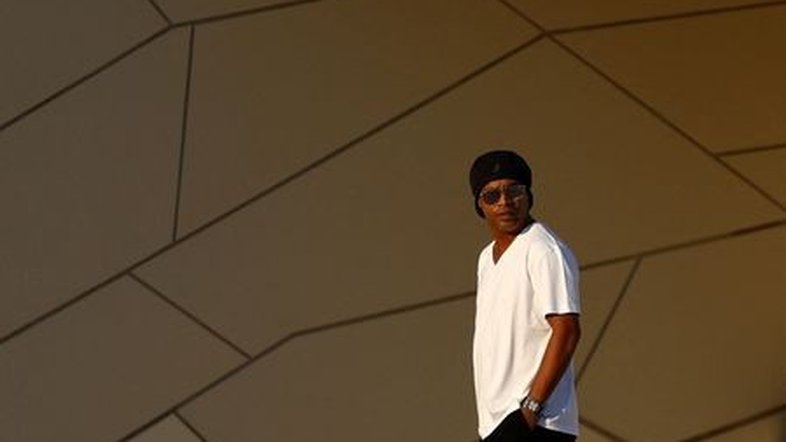 Filho de Ronaldinho Gaúcho assina com academia de base do Barcelona