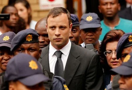 Pistorius, ex-atleta paralímpico condenado por matar a namorada, é solto na África do Sul