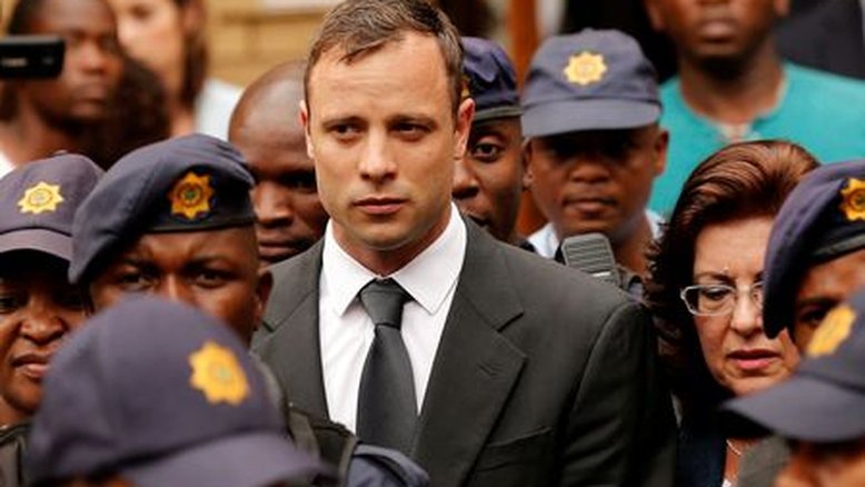 Pistorius, ex-atleta paralímpico condenado por matar a namorada, é solto na África do Sul