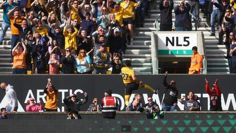 Homens são presos por gritos homofóbicos em partida do Wolves contra Chelsea