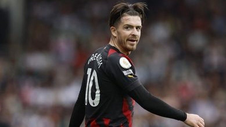 Jogador do Manchester City é flagrado saindo bêbado de bar na Inglaterra