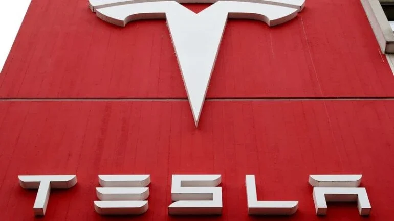 Carros da Tesla podem andar sem ninguém no assento do motorista, diz revista especializada
