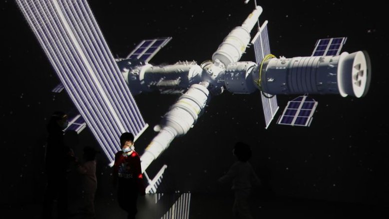 China lança protótipo de robô capaz de capturar detritos espaciais com rede