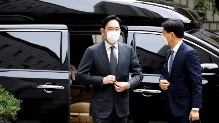 Vice-presidente da Samsung recebe liberdade condicional e deve deixar prisão na 6ª-feira