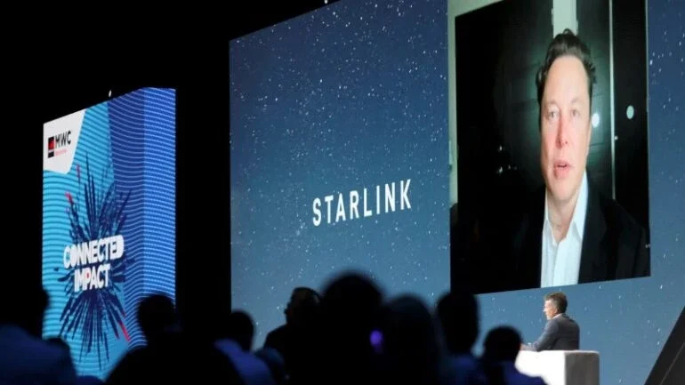 Musk diz que negocia instalação de banda larga da Starlink em aviões