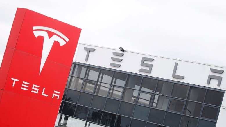 Uber faz parceria com Hertz para 50 mil carros Tesla nos EUA
