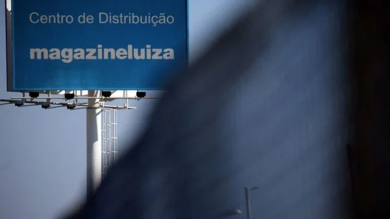 Magazine Luiza sobe após dados do Kabum!, mas reverte com perda de fôlego do Ibovespa