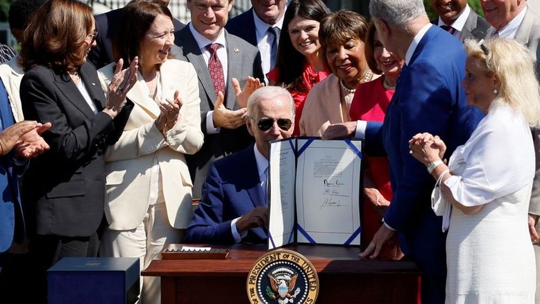 Biden assina lei de subsídio a setor de chips nos EUA