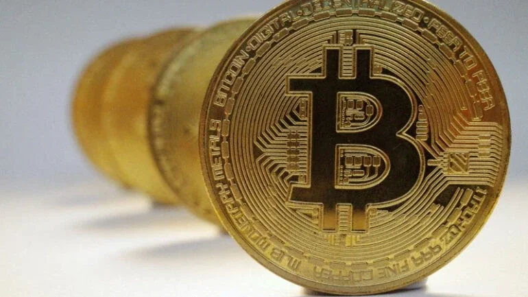 Criptomoedas têm queda repentina e bitcoin recua para mínima de 3 semanas