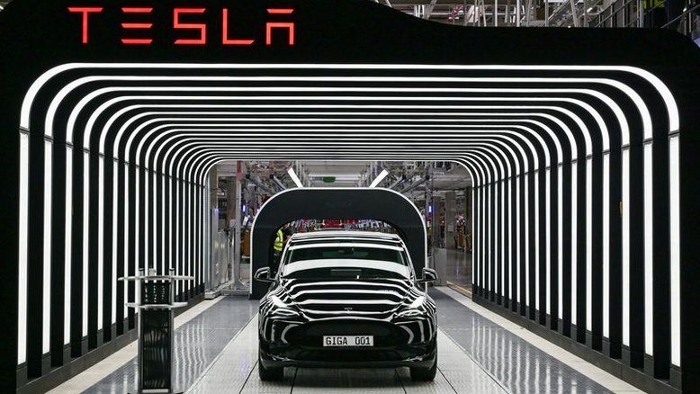 Tesla entrega primeiros veículos produzidos em nova fabrica alemã