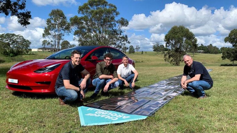 Cientistas australianos abastecem carro da Tesla com painéis solares
