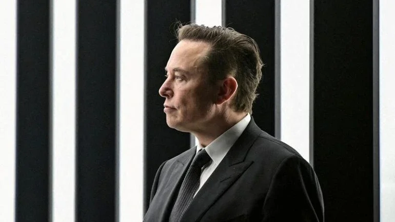 Musk quer cortar salários no Twitter e ganhar dinheiro com tuítes, dizem fontes