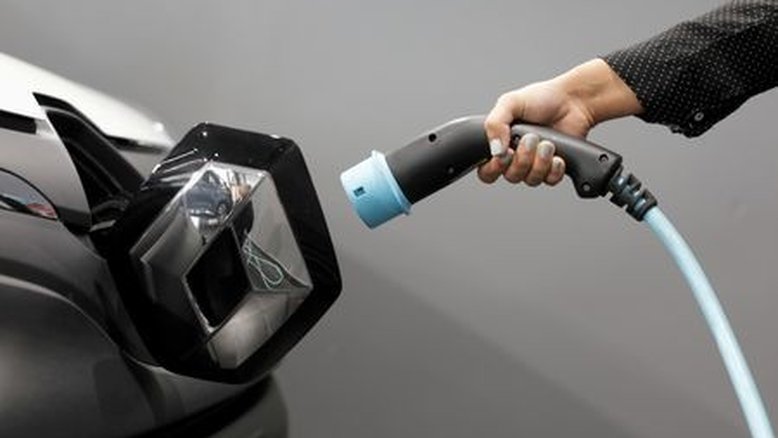Consumidores europeus seguiram com mudança para carros elétricos em 2022, diz associação