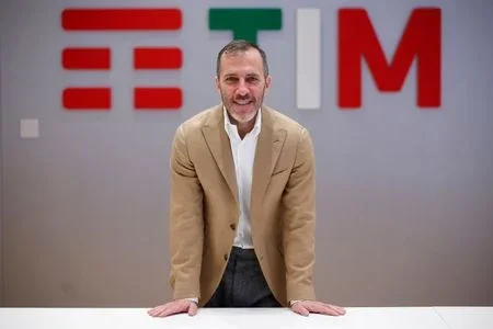 Setor europeu de telecomunicações enfrenta "tempestade perfeita", diz presidente da Telecom Italia
