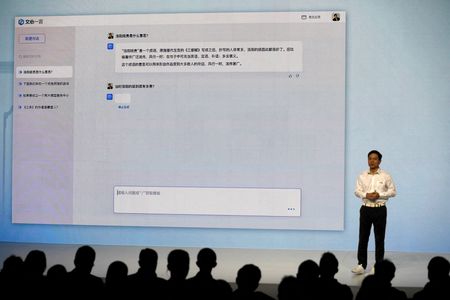 Robin Li, cofundador e CEO da Baidu, apresenta chatbot com inteligência artificial conhecido como Ernie Bot, durante uma coletiva de imprensa na sede da empresa em Pequim
