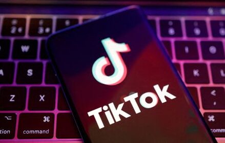 Logo do TikTok em celular