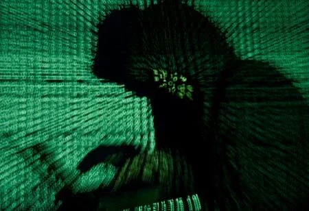 Projeções de linguagem de códigos sobre homem com laptop