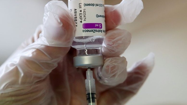 AstraZeneca vai indicar possível efeito colateral de coágulo em rótulo de vacina contra Covid-19