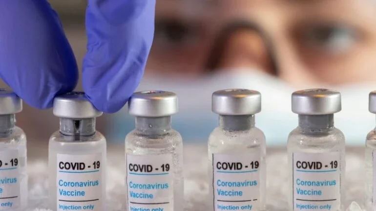 Ex-líderes mundiais pedem que EUA apoiem quebra de patentes de vacinas da Covid