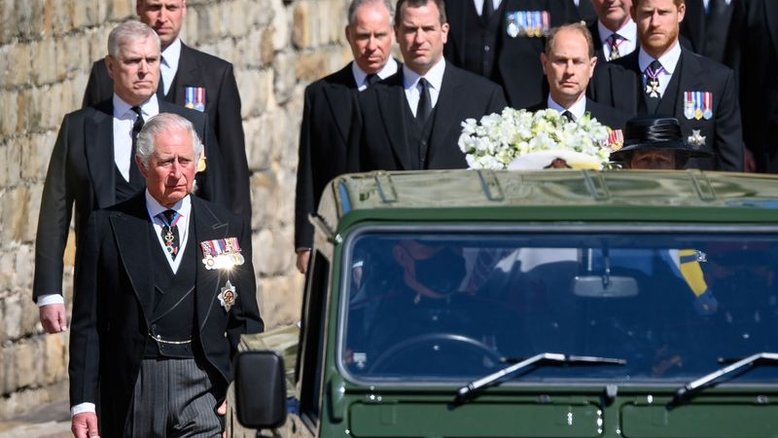 Rainha Elizabeth fica sozinha enquanto Philip é sepultado; William e Harry conversam