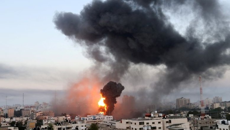Tropas israelenses vão a fronteira de Gaza em meio a disparos de foguete, ataques aéreos e choques em Israel