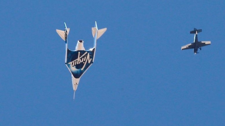 Bilionário Richard Branson voa para espaço em nave Virgin Galactic e retorna em segurança
