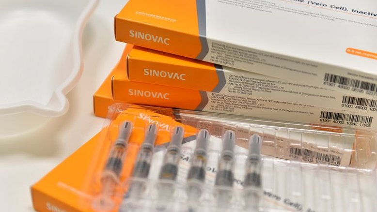 Coronavac e vacina da Astrazeneca reduzem em 75% e 90% risco de morte, diz estudo