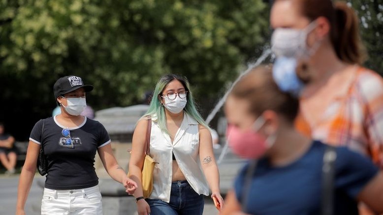 EUA recomendam que pessoas vacinadas voltem a usar máscara em locais fechados