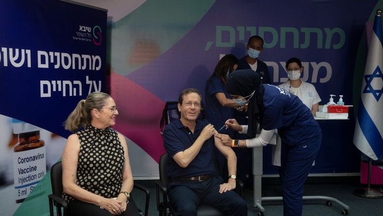 Presidente de Israel recebe 3ª dose de vacina e defende reforço a pessoas com mais de 60 anos