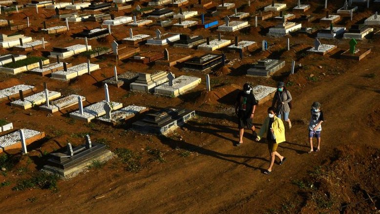 Indonésia ultrapassa marco sombrio de 100 mil mortes de Covid-19