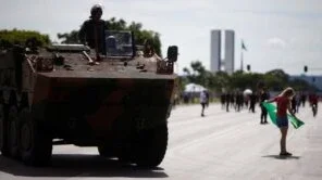 Blindado do Exército é visto em Brasília antes da posse de Bolsonaro