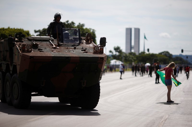 Blindado do Exército é visto em Brasília antes da posse de Bolsonaro