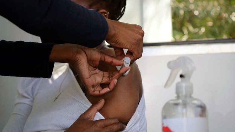 Terceira onda de Covid na África estabiliza com aumento da vacinação, diz OMS