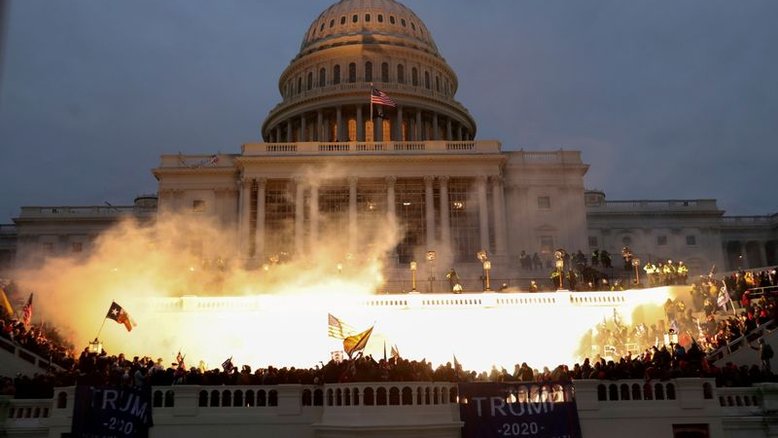 Policiais do Capitólio processam Trump por incitação a ataque