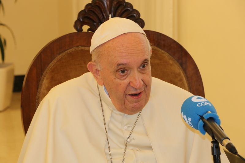 Papa nega renúncia e diz levar vida normal após cirurgia