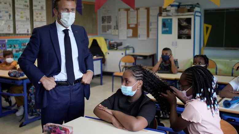 Máscaras e álcool em gel marcam volta às aulas na França
