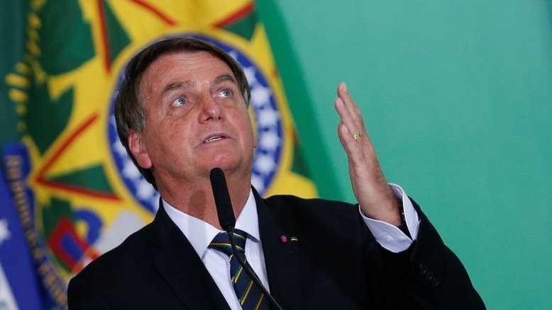 Ex-empregado da família Bolsonaro diz que dava 80% do salário para ex do presidente