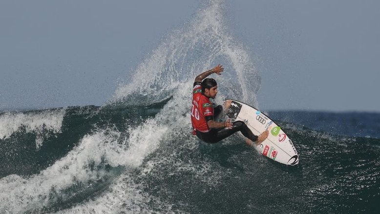 Medina supera Toledo e susto com tubarão para conquistar tricampeonato mundial de surfe