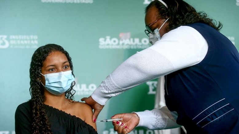 Ministério volta atrás e só recomenda vacinação para adolescentes com comorbidades