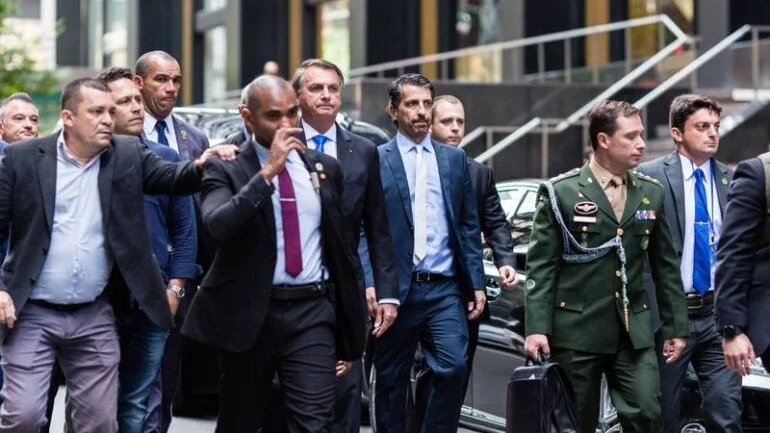 Johnson recomenda vacina da AstraZeneca e Bolsonaro diz que não se vacinou