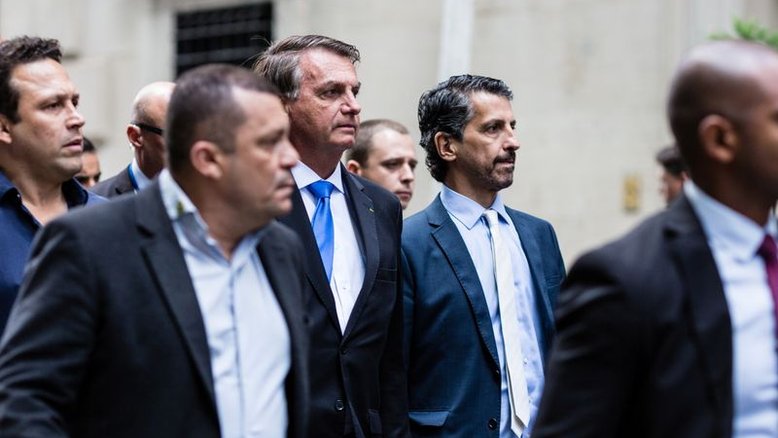 Prefeito de NY diz que Bolsonaro não deveria incomodar indo à cidade se não quer se vacinar
