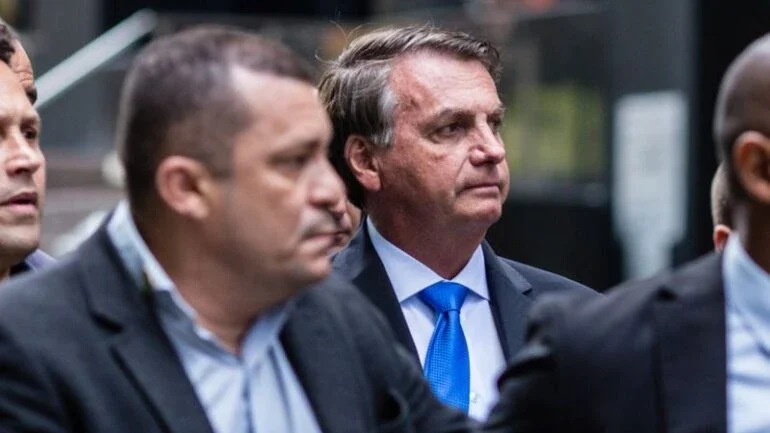 Bolsonaro é alvo de protestos em NY, Queiroga mostra dedo médio a manifestantes