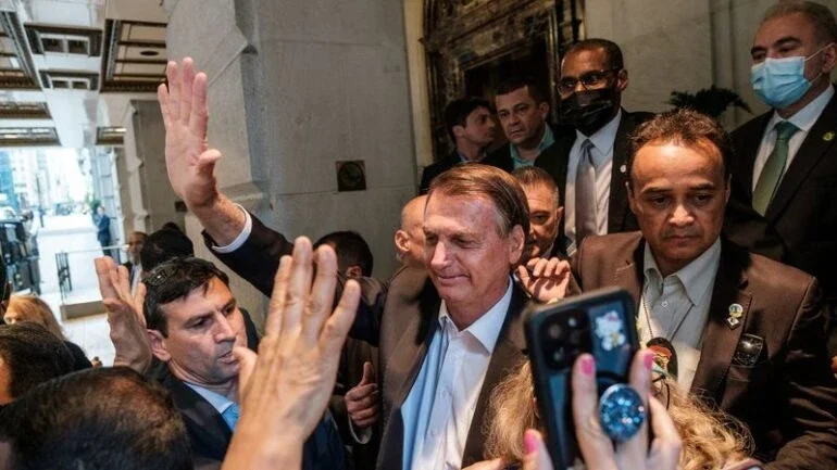 Anvisa recomenda isolamento a Bolsonaro e comitiva após volta de NY