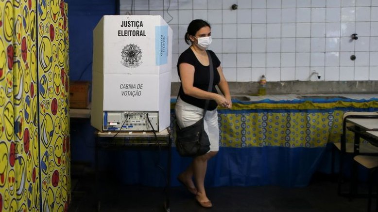 Senado aprova reforma eleitoral, mas barra retorno das coligações
