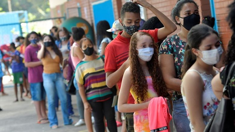 Ministério volta atrás e libera vacinação de adolescentes contra Covid